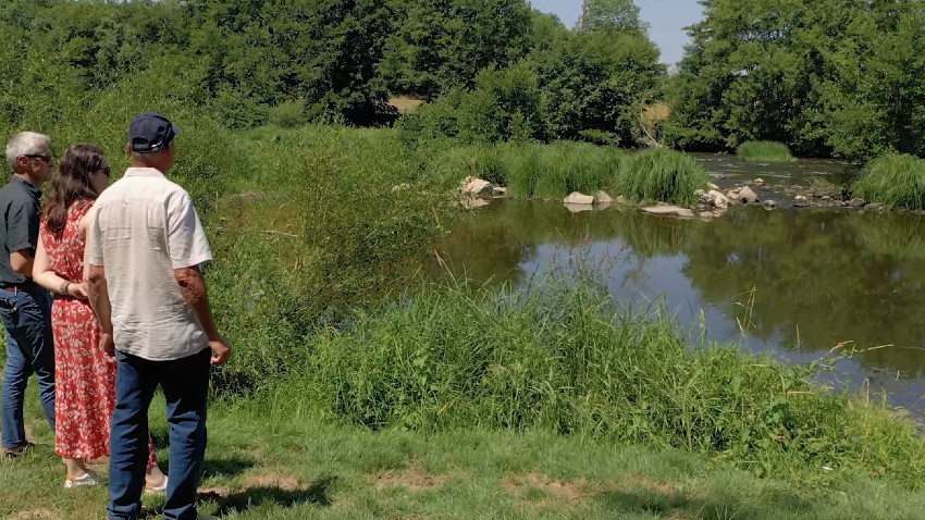 Démarche concertée pour la gestion quantitative de l'eau, les partenaires devant le cours d'eau