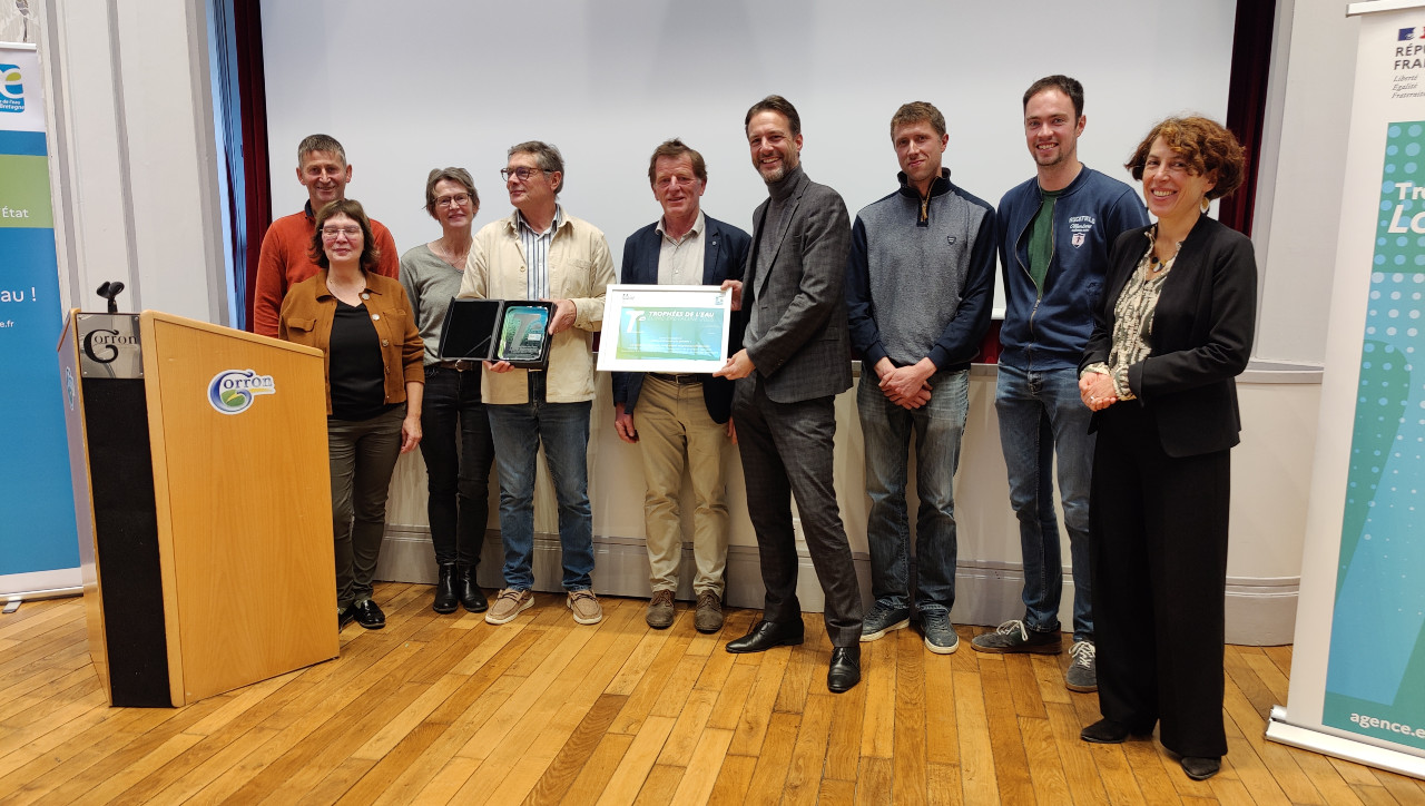 cérémonie à Gorron avec le lauréat des trophées de l'eau : le Senom