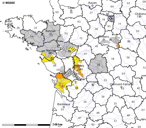 Carte des arrêtés Loire-Bretagne de restriction d'eau eaux superficielles et eaux souteraines précisant les zones de vigilance, d'alerte et d'alerte rendorcée. Les départements au moins en partie concernés : 17-35-36-44- 45-49-53-56-79-85-86