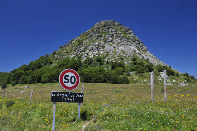 Photo du versant Sud du Mont Gerbier-de-Jonc, avec panneau indiquant 