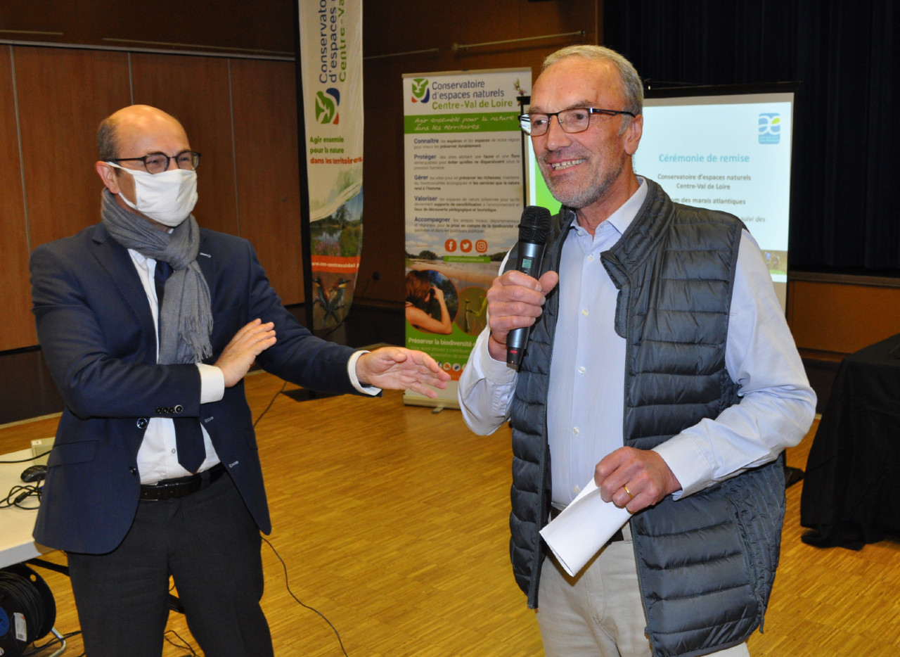 Martin Gutton, directeur général de l'agence de l'eau Loire-Bretagne et Philippe Gaudry, maire de Lailly-en-Val ouvrent la cérémonie