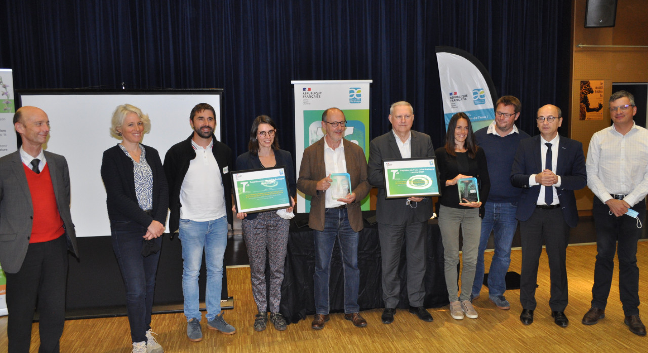 Le conservatoire d'espaces naturels et le forum des marais atlantiques reçoivent leur trophée