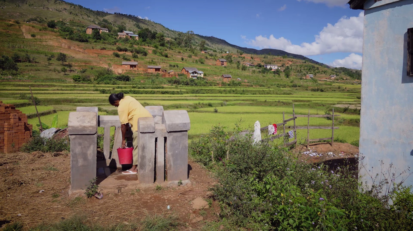 Borne fontaine : alimentation en eau potable des villages de Sahanivotry