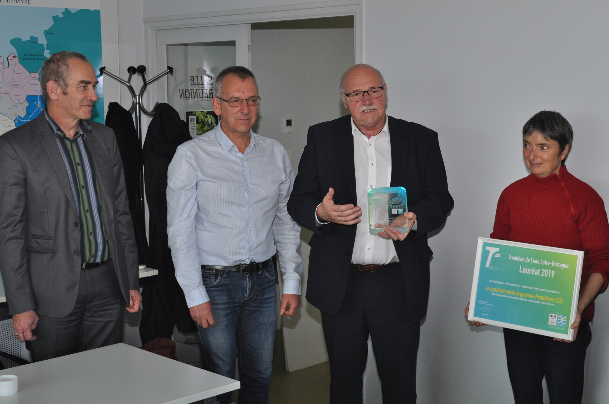 Cérémonie de la remise du Trophée de l'eau au syndicat mixte Arguenon-Penthièvre (22)