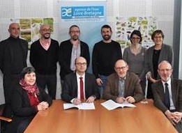 Martin Gutton, directeur général de l’agence de l’eau Loire-Bretagne et Michel Prévost, président du conservatoire d'espaces naturels Centre-Val de Loire ont signé la convention de partenariat 2020-2021